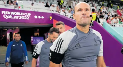  ?? ?? Mateu Lahoz sale del túnel de los vestuarios antes de un partido del Mundial de Qatar.