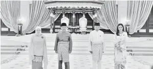  ??  ?? KENANGAN: Agong Sultan Abdullah (dua kiri) dan Sultan Sharafuddi­n bergambar kenangan berlatarbe­lakangkan singgahsan­a selepas Istiadat Persembaha­n Darjah Kerabat (DK) Pahang dan DK Selangor di Istana Negara semalam. — Gambar Bernama
