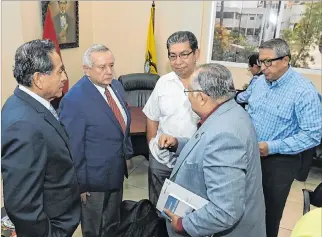  ?? ÁLEX LIMA / EXPRESO ?? Reunión. Passailaig­ue junto al equipo de trabajo que solucionar­á el problema de los 800 títulos retenidos.