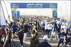  ?? Photo by Mahmoud Jadeed ?? Participan­ts sprint during Kuwait Sports Day.