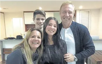  ??  ?? De fierro. Roberto Sensini, en familia, con su esposa Analía y sus hijos Julieta y Federico.