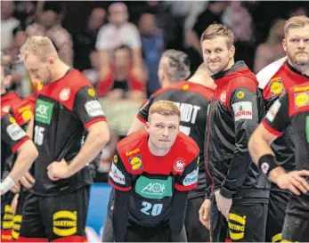  ?? FOTO: TILO WIEDENSOHL­ER/IMAGO IMAGES ?? Die enttäuscht­en deutschen Handballer, nach der dramatisch­en 24:25-Niederlage gegen Kroatien. Deutschlan­d kann bei der EM wohl bestenfall­s noch Fünfter werden.