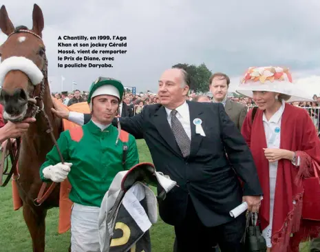  ??  ?? A Chantilly, en 1999, l’Aga Khan et son jockey Gérald Mossé, vient de remporter le Prix de Diane, avec la pouliche Daryaba.