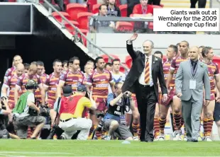  ??  ?? Giants walk out at Wembley for the 2009
Challenge Cup final