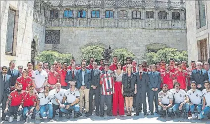  ?? FOTO: EFE ?? La gran foto de familia El Girona FC, nuevo equipo de LaLiga Santander, visitó al President de Catalunya en el Palau de la Generalita­t