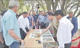  ??  ?? Julio Benítez muestra con fotos satelitale­s cómo el Pilcomayo forma los peligrosos meandros aguas arriba del puente Pozo Hondo-Misión La Paz.