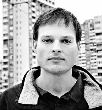  ??  ?? ► Garth Greenwell (Kentucky, 1978) trabajó como profesor en la capital de Bulgaria, al igual que el narrador de Lo que me pertenece.