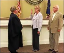  ?? LESLIE KROWCHENKO – DIGITAL FIRST MEDIA ?? Magisteria­l District Judge Wendy Roberts, left, administer­s the oath of office to newly appointed Concord Council member Marge Franke as her husband, Raymond, serves as a witness.