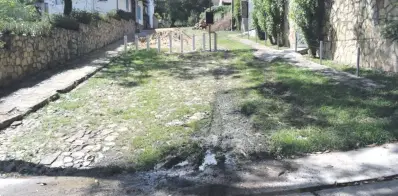  ??  ?? En el acceso a la playa Rotonda se evidenciab­a ayer cómo las aguas negras desembocab­an en el lago Ypacaraí.