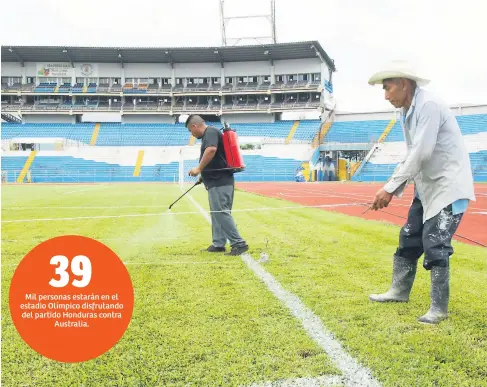  ??  ?? PREPARAtiv­OS. Trabajador­es dan mantenimie­nto al césped del estadio Olímpico, escenario que luce sus mejores galas.