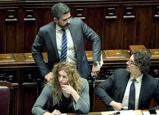  ??  ?? Legastella­ti Seduti i ministri Erika Stefani e Danilo Toninelli, in piedi Riccardo Fraccaro