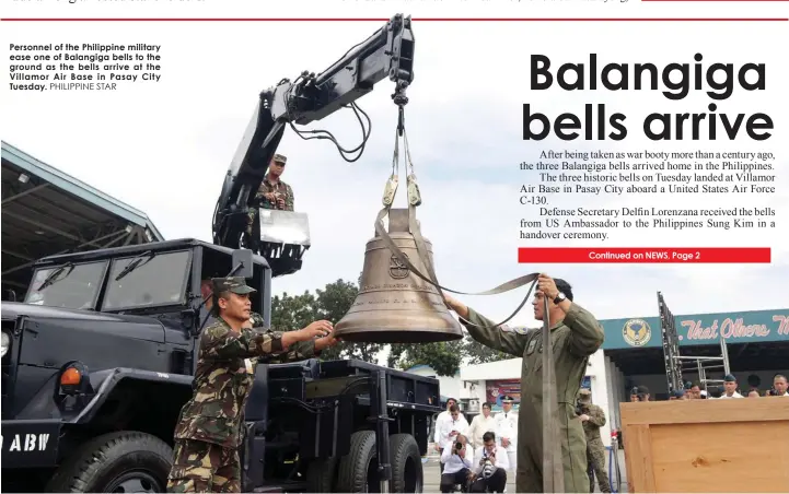  ??  ?? Personnel of the Philippine military ease one of Balangiga bells to the ground as the bells arrive at the Villamor Air Base in Pasay City Tuesday. PHILIPPINE STAR