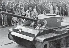  ?? FOTOS: HAUS DER GESCHICHTE ?? Mit dem Kinderpanz­er zur Parade. In der DDR sollte in den 1970er Jahren die Gesellscha­ft auch damit militarisi­ert werden.