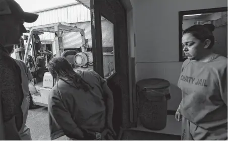  ?? Photos by Godofredo A Vásquez / Staff photograph­er ?? Harris County Jail inmates head to the auto mechanics classroom after eating breakfast. After four-and-a-half decades of being offered only to men, the jail’s vocational programs for auto mechanics and welding are being opened up to women.