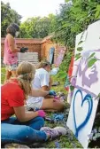  ?? Foto: Herbert Bischler ?? Die drei Mädchen Jasmin, Melanie und Leonie in Aktion beim freien Besprühen ihrer Leinwände.