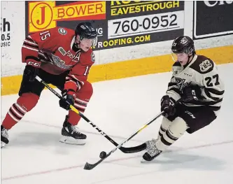  ?? JESSICA NYZNIK EXAMINER ?? Oshawa Generals Kyle MacLean and Peterborou­gh Petes Brady Hinz compete for the puck during Thursday’s game at the Peterborou­gh Memorial Centre. The Petes loss 4-1 on Sunday.