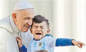  ?? AP ?? Saludos. El Papa ayer, junto a un chico argentino en el Vaticano.