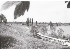  ?? FOTOS (3) STADTARCHI­V DÜSSELDORF ?? Auch eine Bimmelbahn fuhr für die Besucher über das Gelände. Mehr als sieben Millionen Menschen kamen zur Buga.