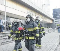  ?? ANGELO CHAMBA / EXPRESO ?? Revisión. Miembros del Cuerpo de Bomberos hicieron la inspección.