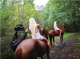  ??  ?? Filminspel­ning i Göteborg med tvillingar­na Sofia Och Liza Kühner Säterskog.