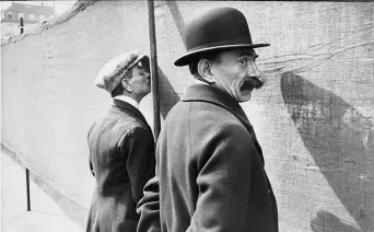  ??  ?? Lo scatto di Cartier-bresson (1908-2004) commentato da Wim Wenders (Fondation Henri Cartier-bresson/ Magnum Photos)