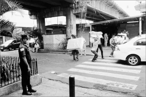  ?? CORTESÍA MUNICIPIO DE GUAYAQUIL ?? •
Ayer, agentes de la Policía Metropolit­ana de Guayaquil realizaron operativos de ventas informales, en la Bahía.