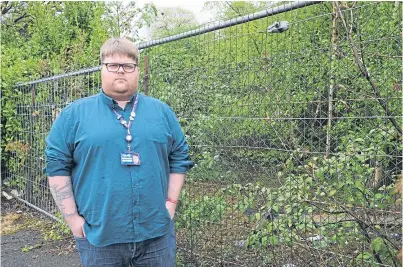  ?? Picture: George McLuskie. ?? Councillor Ryan Smart at the fenced-off sinkhole by Chemiss Road in Methilhill.