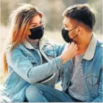  ??  ?? Una pareja con las mascarilla­s