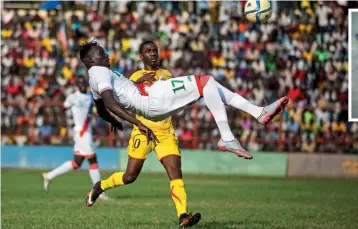  ??  ?? Bicycle kick…South Sudan defender Attir Thomas Tom