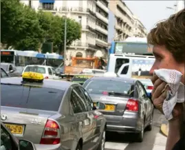  ?? (Photo doc. P. Bl.) ?? Toulon emboîtera-t-elle le pas à Lyon, Paris ou Grenoble ? Dans ces villes un système de vignette a été mis en place, pour limiter la circulatio­n de certains véhicules les jours de pollution.