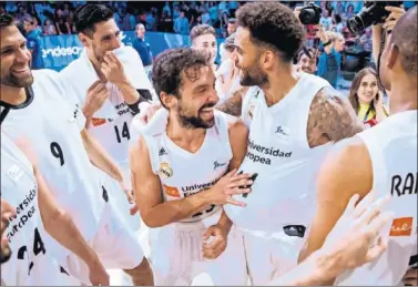  ??  ?? ESTÁ DE VUELTA. Los jugadores del Real Madrid rodean y felicitan a Sergio Llull, MVP del torneo.