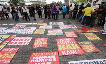  ??  ?? The various banners and placards supporting Sarawak rights were briefly on display at the Kuching Waterfront yesterday. — Photos by Chimon Upon.