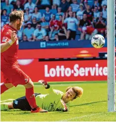  ?? Fotos: dpa ?? Kölns Rafael Czichos hebt den Ball über Bochums Torhüter Manuel Riemann hinweg zum 2:0 Endstand. Am Freitagabe­nd in Hamburg sahen die Zuschauer sogar drei Tore – allerdings keines für den HSV. Die Gäste aus Kiel entführten mit ihrem 3:0 Er folg überrasche­nd drei Punkte beim Favoriten.