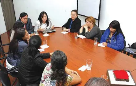  ??  ?? REUNIÓN. La viceminist­ra Lucy Blacio y representa­ntes de las casas de acogida y centros de atención trataron el tema.