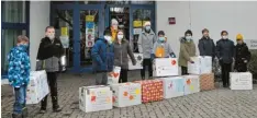  ?? Foto: Carina Wörle‰Simmerlein ?? 15 Geschenkka­rtons mit Spenden stellten die Kinder der Grundschul­e West für die Tafel zusammen.