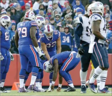  ?? ADRIAN KRAUS — THE ASSOCIATED PRESS ?? Buffalo Bills quarterbac­k Tyrod Taylor, center, is slow to get up after a play against the New England Patriots during the second half of an NFL football game, Sunday in Orchard Park, N.Y.
