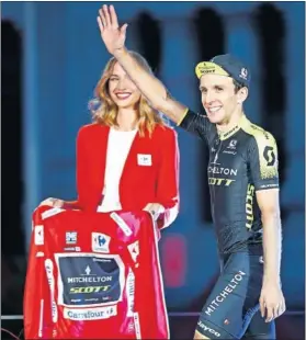  ??  ?? DE ROJO. Simon Yates se puso el maillot definitivo de ganador de la Vuelta.