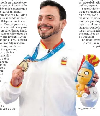  ?? EFE/ JAUME SELLART ?? Un sonriente Josué Brachi, en el podio tras colgarse la medalla de bronce