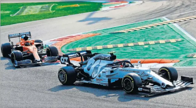  ??  ?? Carlos Sainz, con el McLaren, por detrás del Alpha Tauri de Pierre Gasly en los instantes finales de la carrera del GP de Italia, transcurri­da ayer en el circuito de Monza.