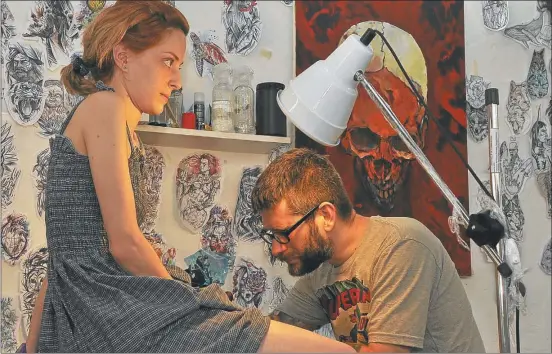  ?? JUAN OBREGON ?? MARCA. Guillermo Ryan, de Hunch Art/Tatoo Studio, se dedica exclusivam­ente a tatuar estilo acuarela (izq.). Algunas de las obras realizadas
