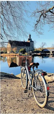  ??  ?? Eines der beliebtest­en Ausflugszi­ele der Region: Ein Fahrrad steht am Ufer des Weihers am Schloss Tüschenbro­ich bei Wegberg.