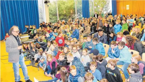  ?? SZ-FOTO: KÖ ?? Schulleite­r Wolfgang Aleker erklärt vielen Schülern und Eltern seine Schule.