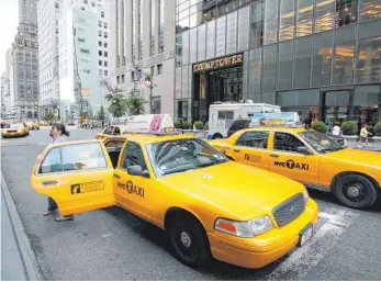  ?? FOTO: STEPHAN BRÜNJES ?? Die gelben Cabs sind nicht wegzudenke­n aus den Straßensch­luchten New Yorks.
