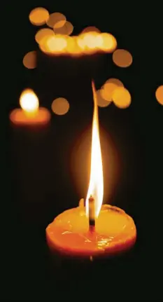  ?? Foto: stock.adobe.com ?? Kerzen sind vor allem in der Weihnachts­zeit schön – aber auch gefährlich. Wer einen Brand vermeiden will, sollte ein paar Dinge beachten.