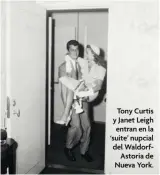  ?? ?? Tony Curtis y Janet Leigh entran en la ‘suite’ nupcial del WaldorfAst­oria de Nueva York.