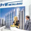  ??  ?? Birgit Auer und Marc-Michael Huber (Vertrieb) zeigen mit P+W Metallbau aus Meckenbeur­en Kompetenz im Anlagenbau.