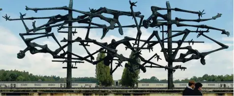  ?? Archivfoto: Bernhard Weizenegge­r ?? Besucher aus der ganzen Welt besichtige­n die KZ Gedenkstät­te Dachau.