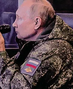  ?? EPA ?? Il presidente russo Vladimir Putin, 69 anni, osserva le esercitazi­oni militari nella regione di Primorsky Krai, nell’Est della Russia, dove sono stati arruolati per la mobilitazi­one parziale anche 150 funzionari del territorio