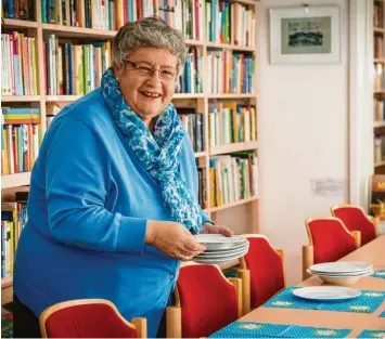  ?? Foto: Julian Leitenstor­fer ?? Roswitha Wolf aus Utting ist Stille Heldin des Monats März. Die 65-Jährige engagiert sich in vielen Bereichen, vernetzt Menschen und leistet auf vielfältig­e Art und Weise Hilfe.