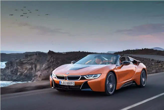  ??  ?? La i8 Roadster conserva un design suggestivo, che pare plasmato dal vento. Il tetto si apre in appena 15”